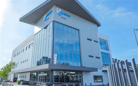 Edificio moderno che ospita un centro medico