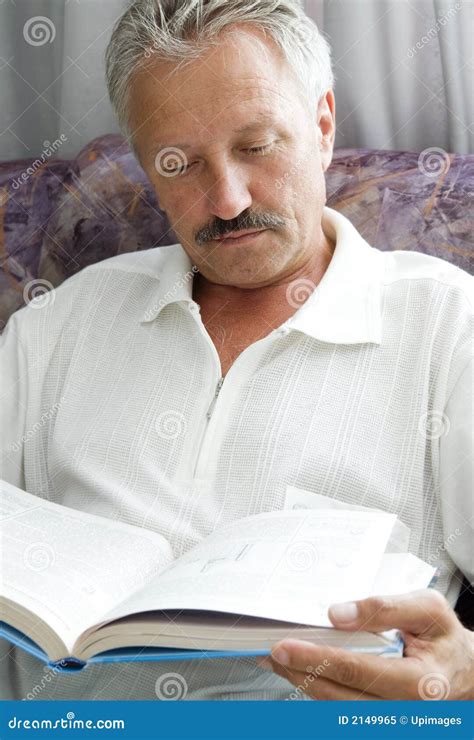 Adulto che legge un libro con difficoltà