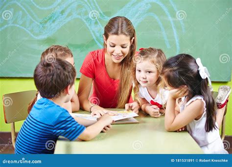 Insegnanti che collaborano in classe