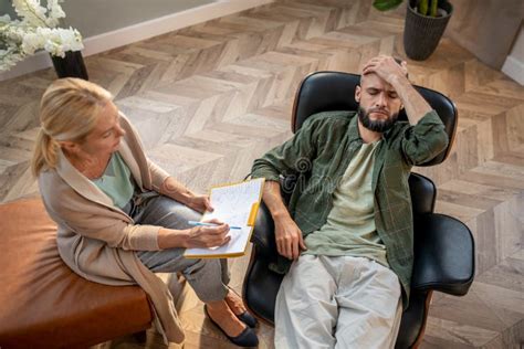 Psicoanalista e paziente durante una seduta