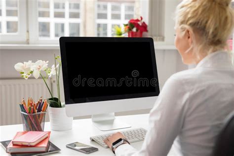 psicologo che lavora al computer