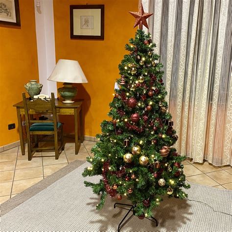 Albero di Natale con decorazioni vivaci