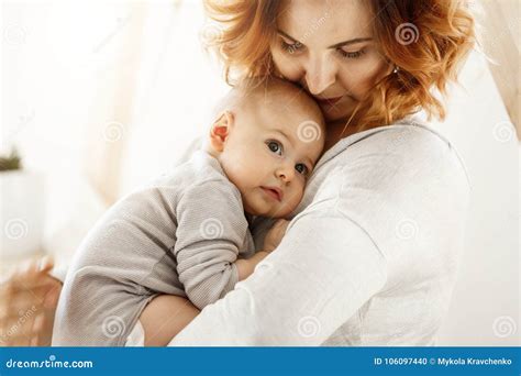 Madre che sorride al suo bambino