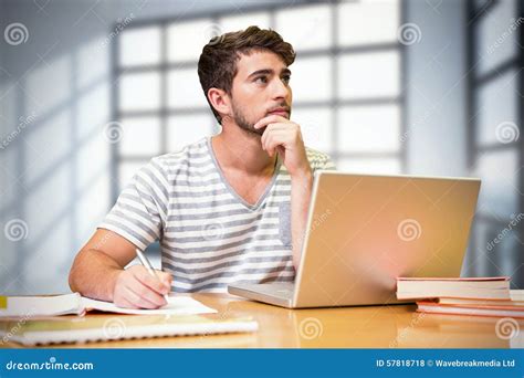 Giovane studente che studia con concentrazione