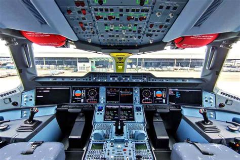 Cabina di pilotaggio moderna con strumentazione digitale