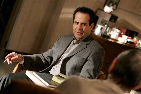 Detective Adrian Monk in posa con un'espressione perplessa