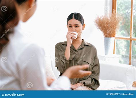 Adolescenti che parlano con uno psicologo