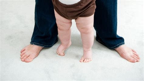 bambino che cammina sulle punte
