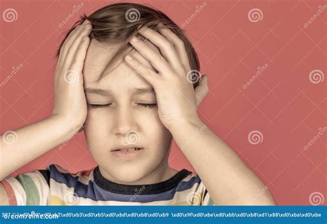 Bambino che si tiene la testa