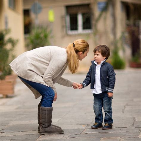 Bambino che parla con un adulto