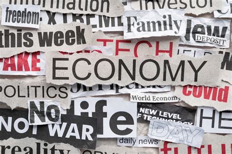 Un collage di titoli di giornale