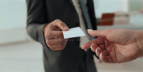 persone che si scambiano biglietti da visita