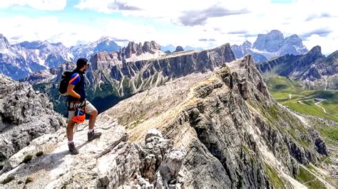 illustrazione di una persona che supera ostacoli per raggiungere una vetta