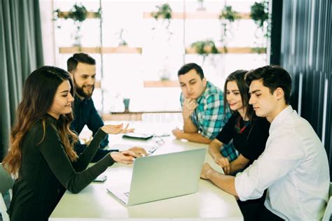 Immagine di un gruppo di professionisti che discutono in un contesto formativo.
