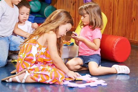 bambini che giocano insieme a scuola
