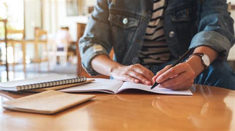 Donna che scrive su un quaderno
