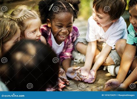 Bambini che si divertono a dire uno scioglilingua