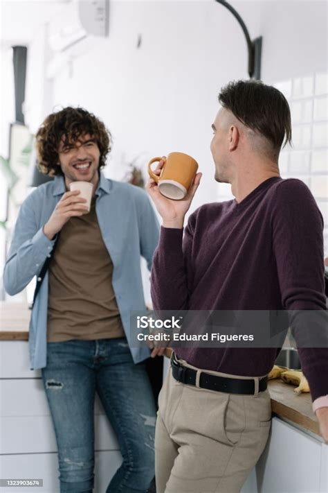 Coppia che beve caffè al mattino