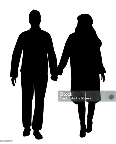 uomo e donna che si tengono per mano guardando un orizzonte