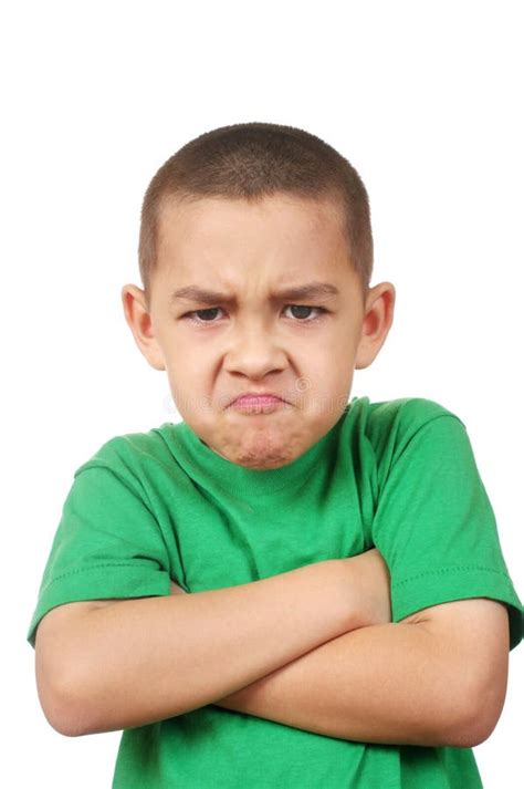 Bambino con espressione arrabbiata che discute con un adulto