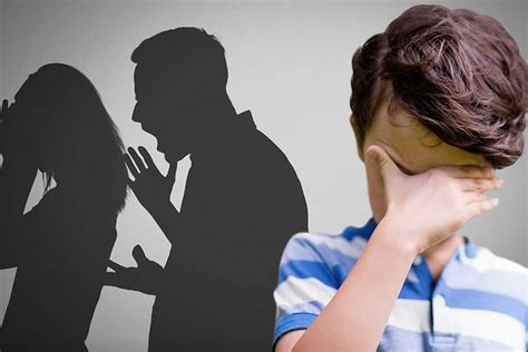 Illustrazione di un bambino che assiste a una scena di violenza domestica