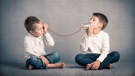 Persona che ascolta attentamente un'altra persona