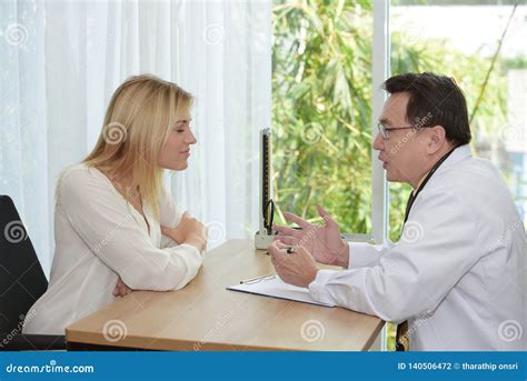 persona che parla con uno psichiatra