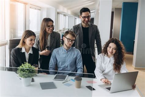 Team di professionisti che lavorano in un ufficio moderno