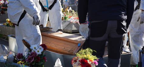 Raffigurazione di un rituale di riesumazione di un corpo nel New England
