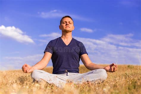 uomo che medita in un ambiente sereno