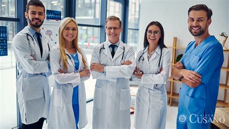 Gruppo di professionisti sanitari che collaborano