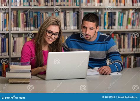 Studenti che lavorano con libri e computer