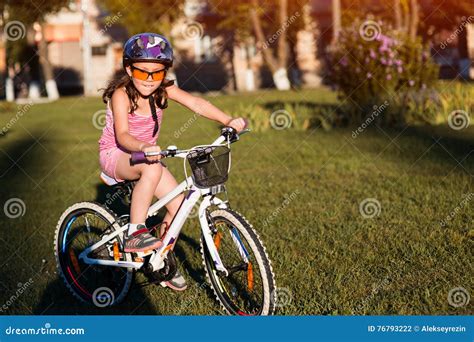 bambino che pedala su una bicicletta