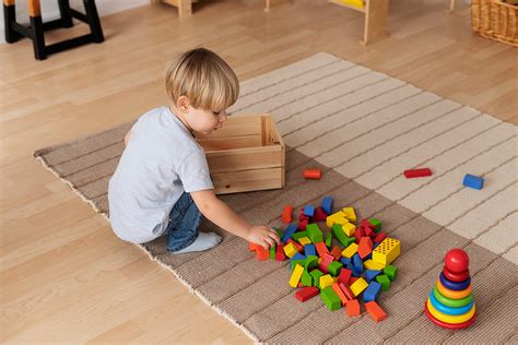 bambino di 3 anni che mette in fila macchinine