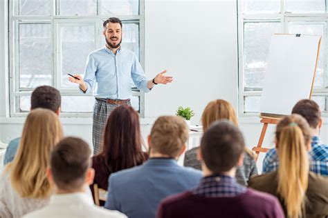 Persona che parla in pubblico con sicurezza