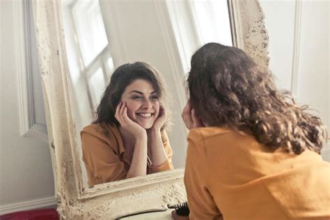 Persona che si guarda allo specchio con un'espressione sicura