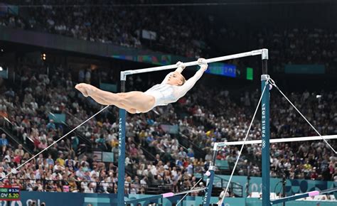 Atleta di ginnastica artistica in azione