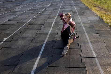 Atleta che esegue una routine di riscaldamento