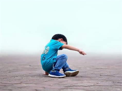 Illustrazione di una persona che si rialza dopo una caduta, con un simbolo di sole nascente