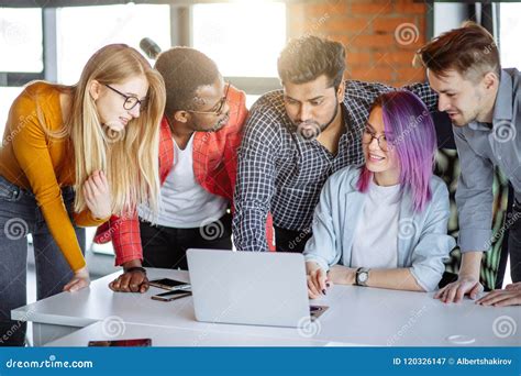 Un gruppo di persone che lavorano insieme in un laboratorio artistico