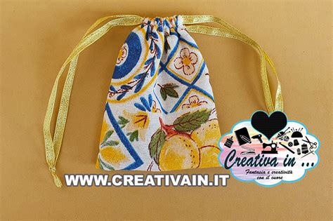 Sagome di oggetti in un sacchetto di stoffa