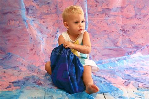 Un bambino che cerca un oggetto in un sacchetto