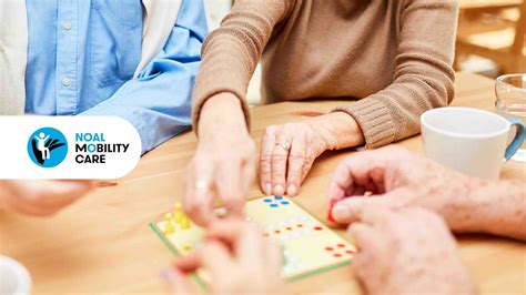 anziani che partecipano ad attività