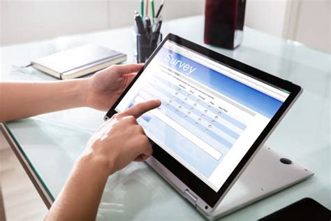 Persona che compila un test online su un tablet
