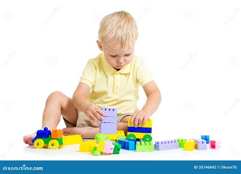 Bambino che gioca con costruzioni