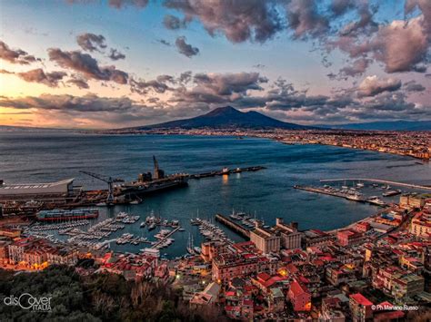 Vista panoramica di Castellammare di Stabia con il Vesuvio sullo sfondo