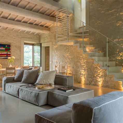 Interno di una casa accogliente con luce naturale