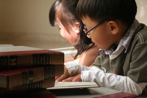 bambini che studiano insieme