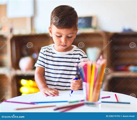 bambino che disegna con matite colorate