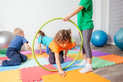 Psicomotricista che osserva bambini giocare